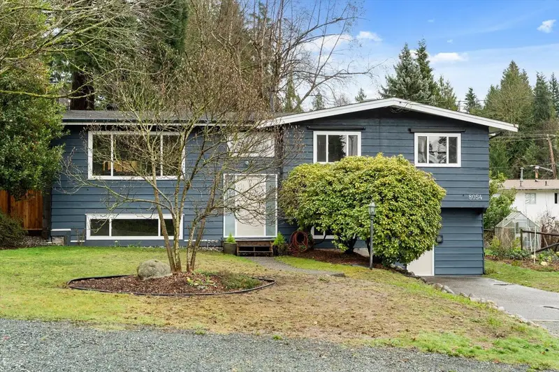 8054 BROWN CRESCENT - photo 1 of 25