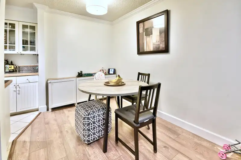 416 9867 MANCHESTER DRIVE - photo 4 of 12
