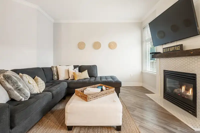 209 15368 16A AVENUE - photo 2 of 28