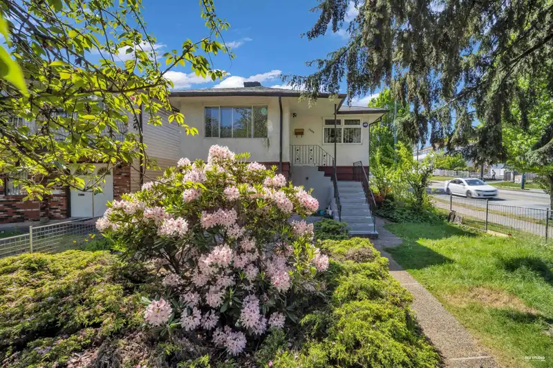 3006 E 27TH AVENUE - photo 1 of 28