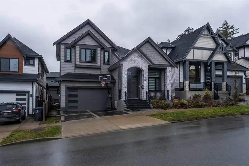 12711 104A AVENUE - photo 1 of 26