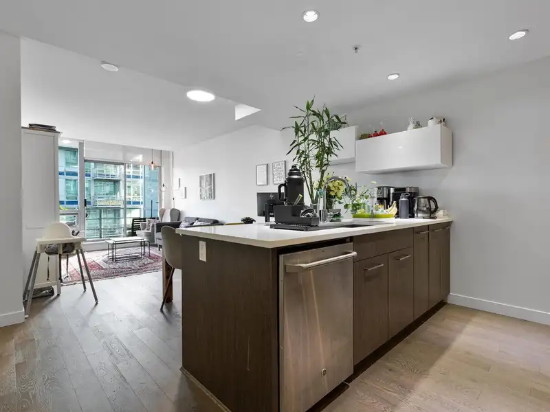 608 9060 UNIVERSITY CRESCENT - photo 3 of 40
