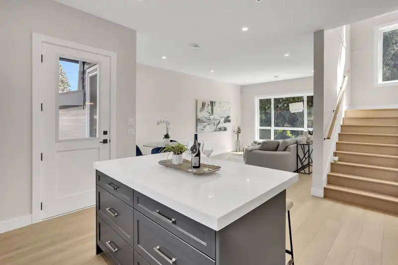 103 269 KING STREET - photo 4 of 32