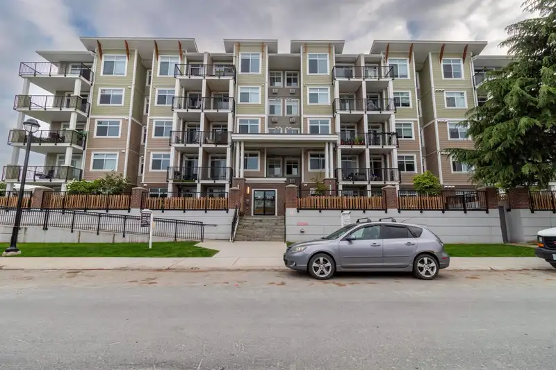 217 20696 EASTLEIGH CRESCENT - photo 1 of 22