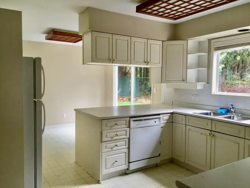 12501 53 AVENUE - photo 4 of 11