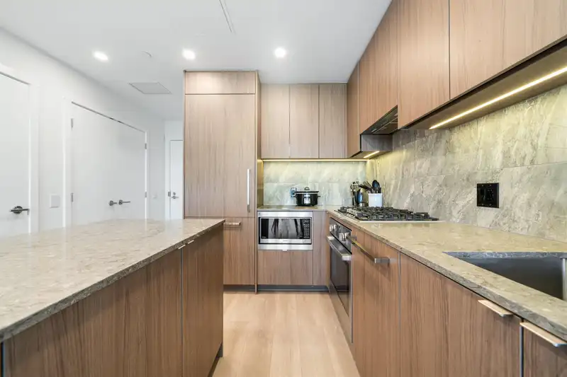 1806 626 CLAREMONT STREET - photo 3 of 36