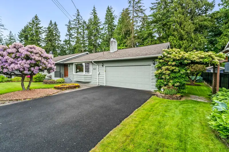 927 SELKIRK CRESCENT - photo 2 of 40