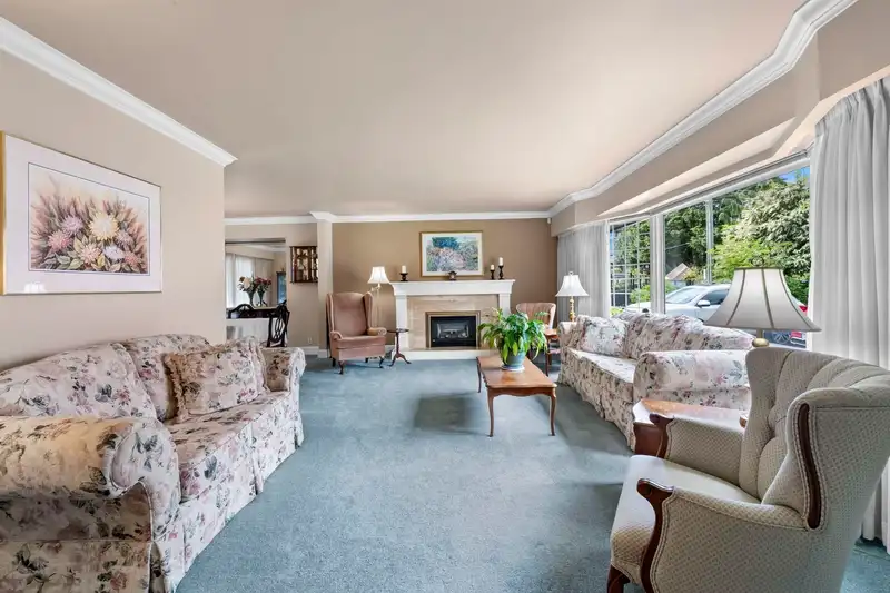 927 SELKIRK CRESCENT - photo 4 of 40