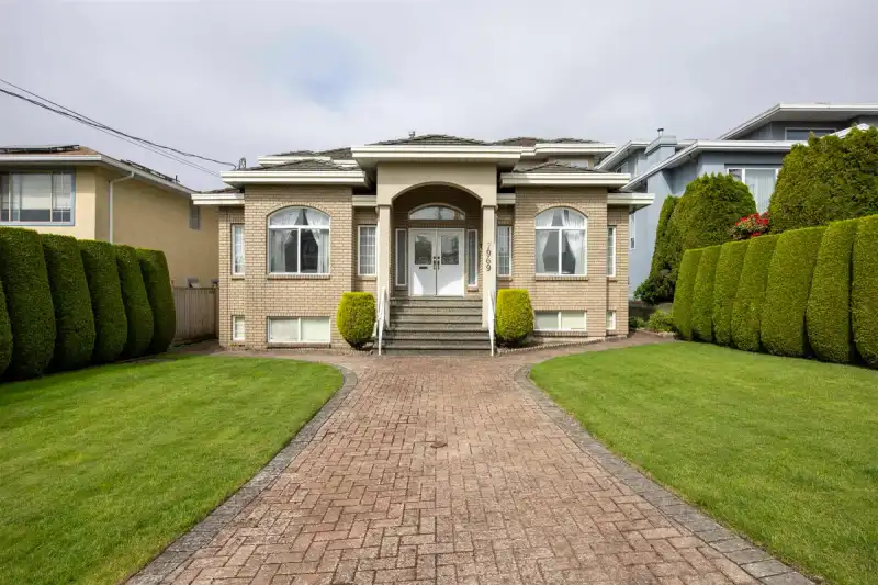 7969 MACPHERSON AVENUE - photo 1 of 40