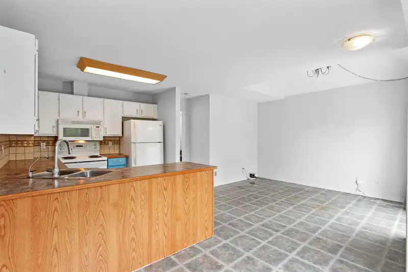 13 15550 89 AVENUE - photo 3 of 29