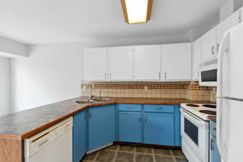 13 15550 89 AVENUE - photo 4 of 29