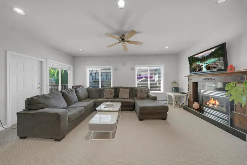 17460 64A AVENUE - photo 3 of 34