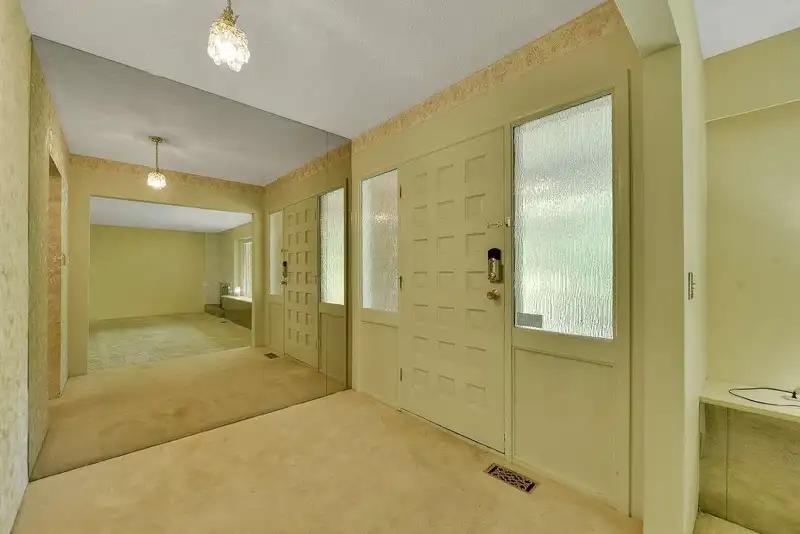 13428 CRESCENT ROAD - photo 4 of 40