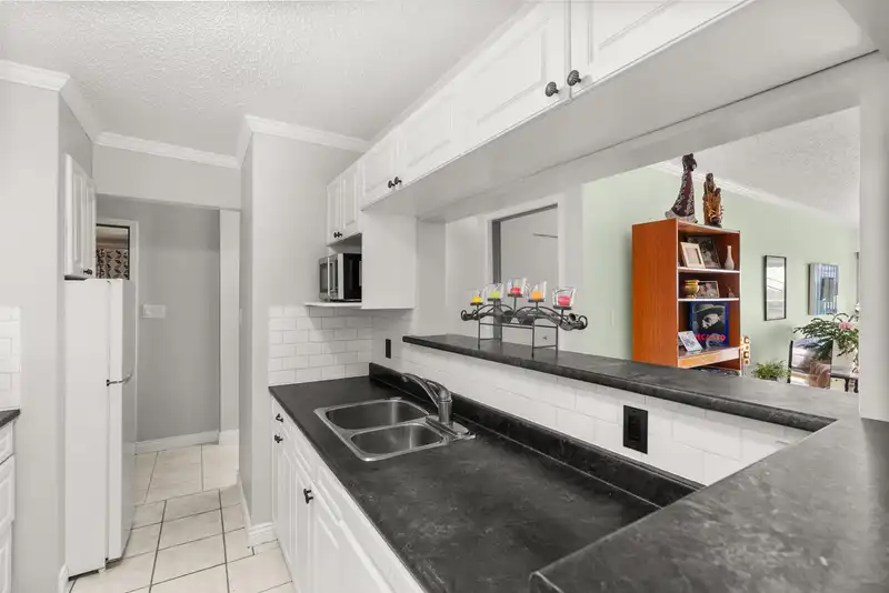305 236 W 2ND STREET - photo 4 of 37