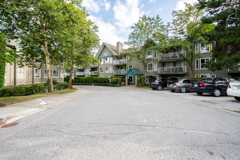 303 15140 108 AVENUE - photo 1 of 8