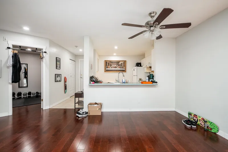 303 15140 108 AVENUE - photo 2 of 8