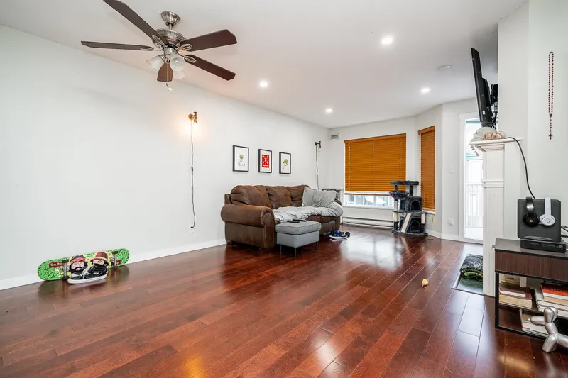 303 15140 108 AVENUE - photo 3 of 8