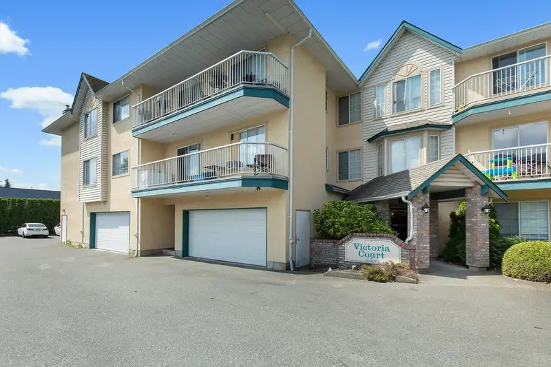 302 2567 VICTORIA STREET - photo 4 of 31