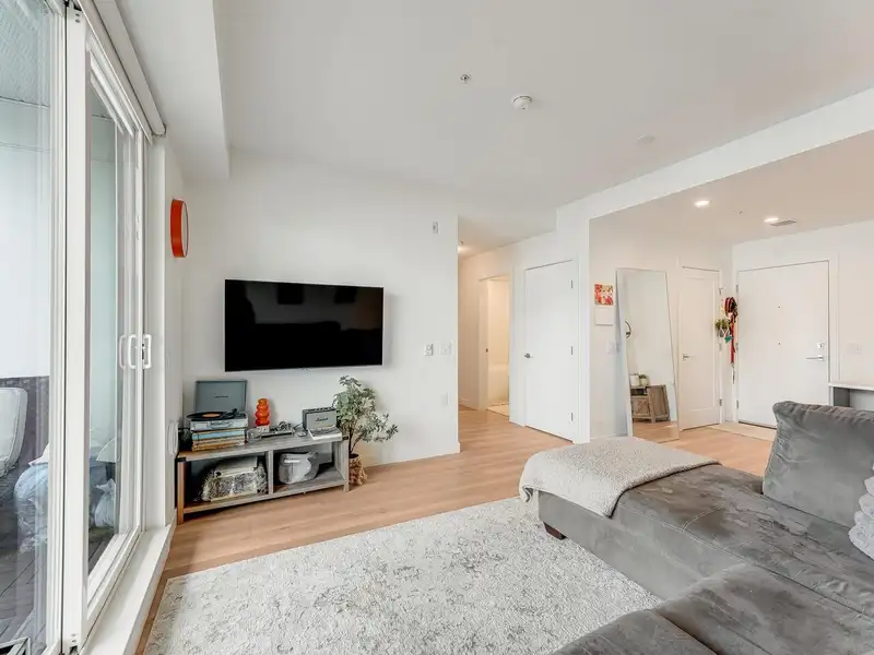 512 8380 200A STREET - photo 2 of 32