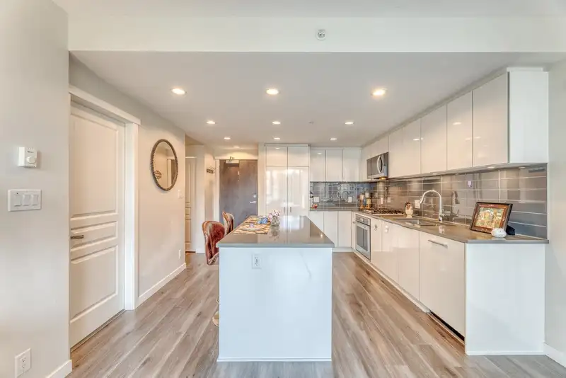 1004 3100 WINDSOR GATE - photo 4 of 32