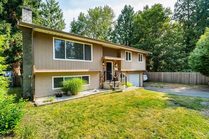 20327 44 AVENUE - photo 2 of 38