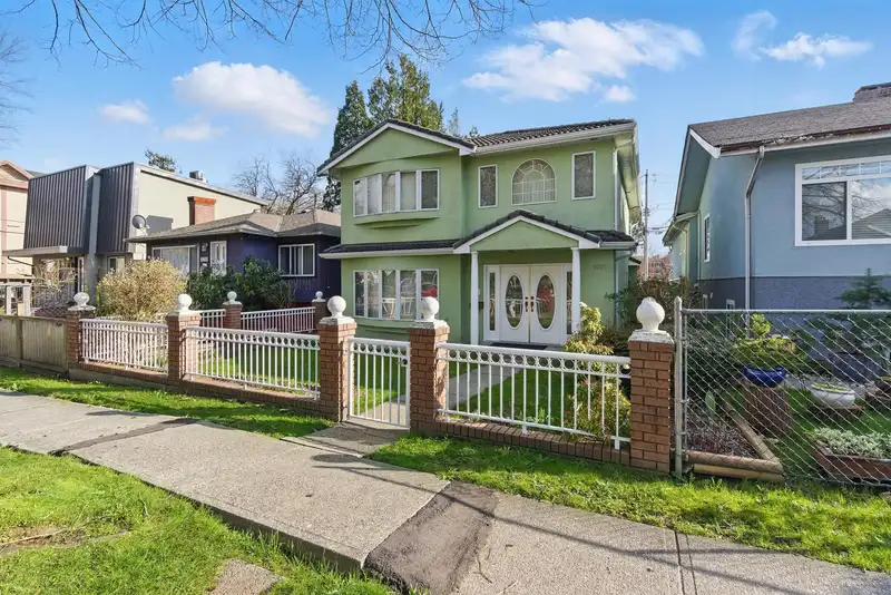 1952 E 37TH AVENUE - photo 2 of 40