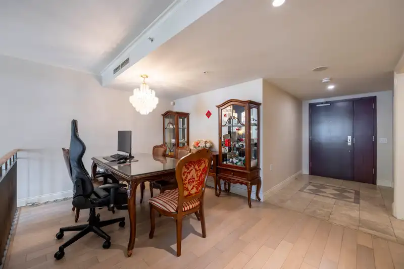 205 638 W 45TH AVENUE - photo 1 of 33