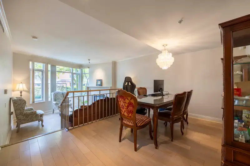 205 638 W 45TH AVENUE - photo 2 of 33