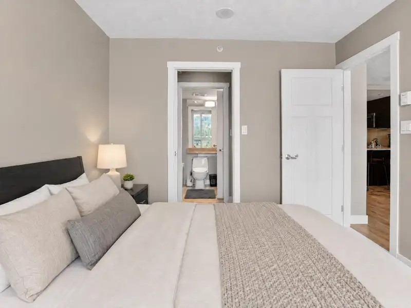 2102 2978 GLEN DRIVE - photo 4 of 26