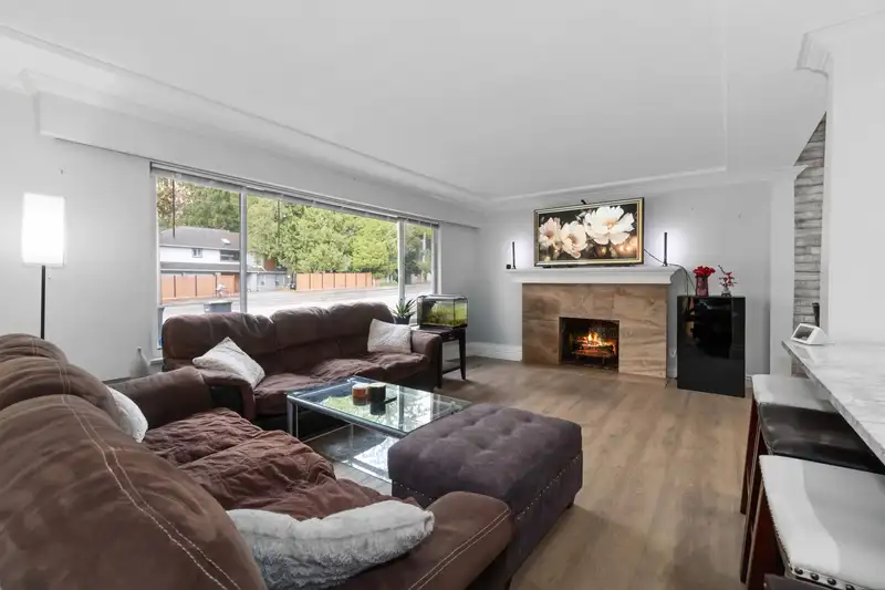 2110 COMO LAKE AVENUE - photo 4 of 33