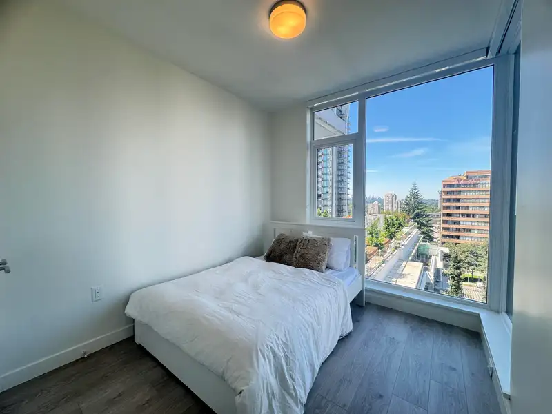 608 555 SYDNEY AVENUE - photo 2 of 36