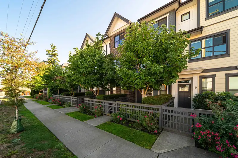 18 7039 MACPHERSON AVENUE - photo 2 of 40
