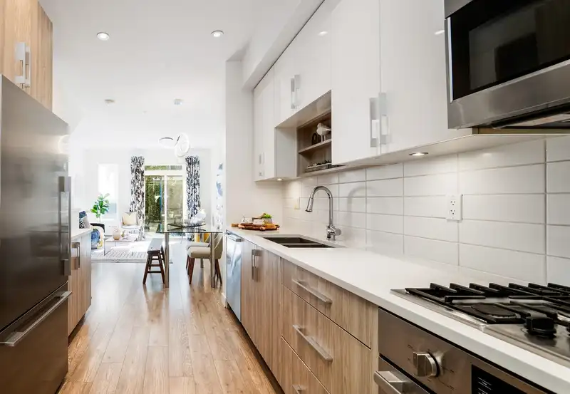 18 7039 MACPHERSON AVENUE - photo 3 of 40