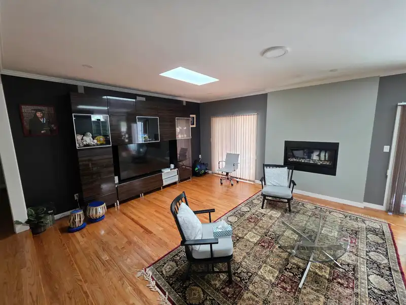 15580 20 AVENUE - photo 3 of 18