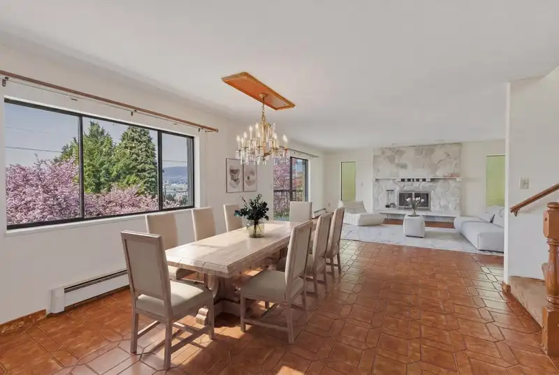370 N KOOTENAY STREET - photo 2 of 38