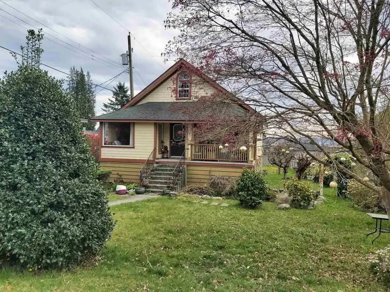 535 E 8TH STREET - photo 1 of 6