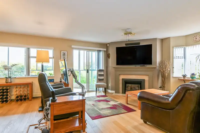 113 1442 FOSTER STREET - photo 4 of 35