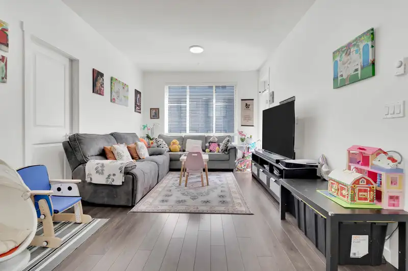 408 15815 85 AVENUE - photo 2 of 32