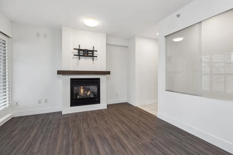 2002 989 RICHARDS STREET - photo 3 of 25