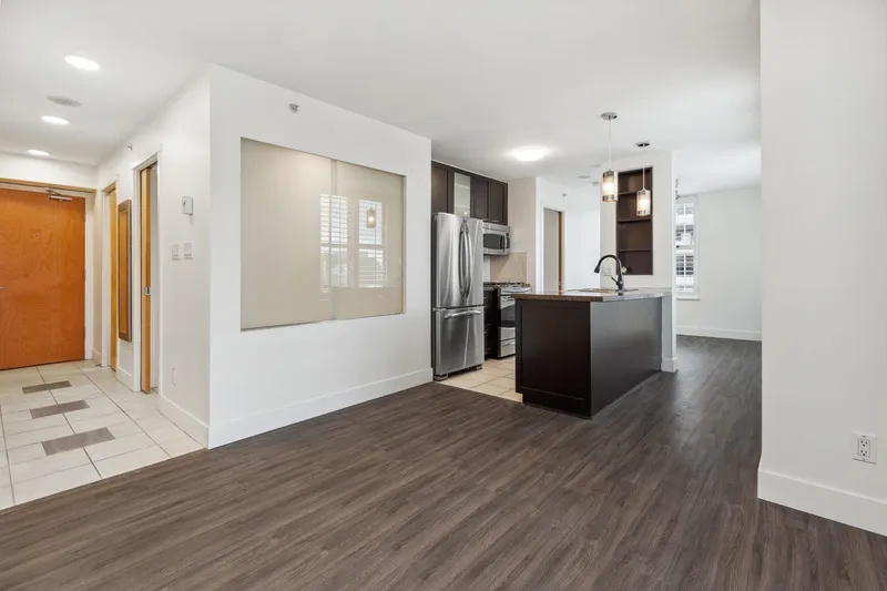 2002 989 RICHARDS STREET - photo 4 of 25