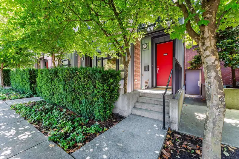 2705 GUELPH STREET - photo 1 of 22