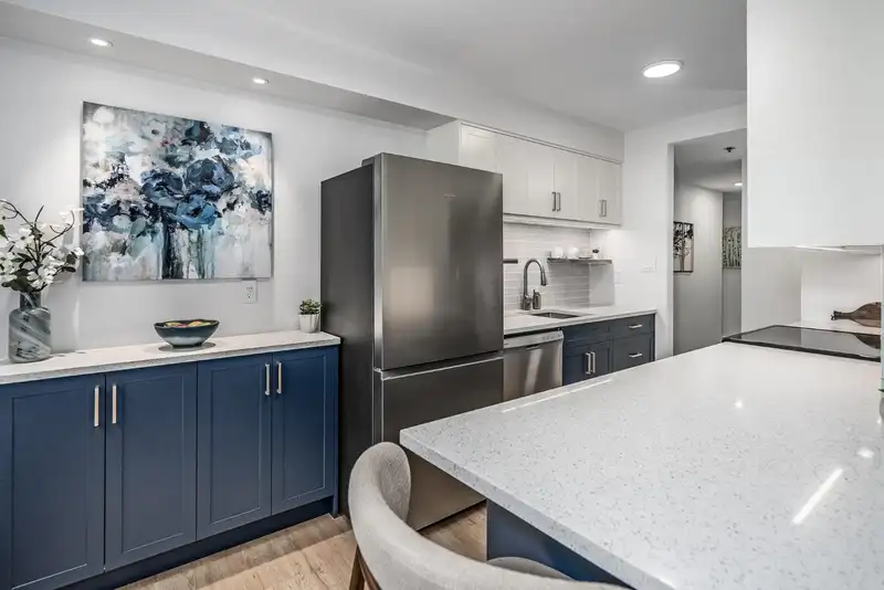 313 715 ROYAL AVENUE - photo 1 of 14
