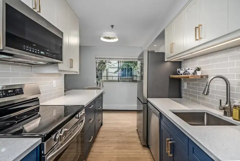 313 715 ROYAL AVENUE - photo 2 of 14