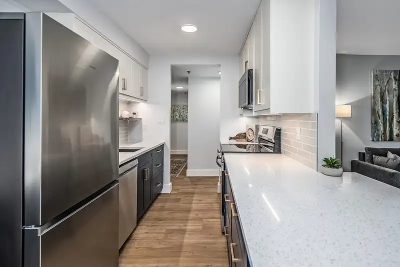 313 715 ROYAL AVENUE - photo 3 of 14