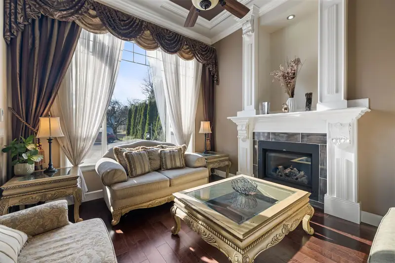 14149 76 AVENUE - photo 3 of 25