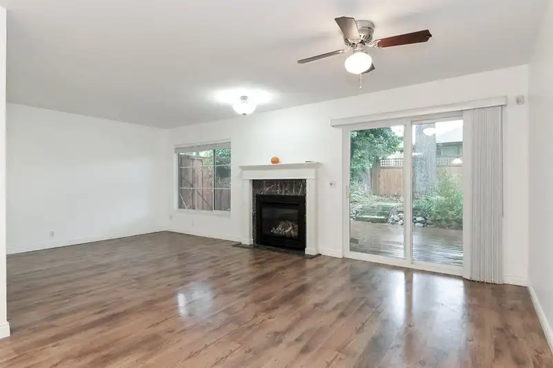 51 16016 82 AVENUE - photo 2 of 20