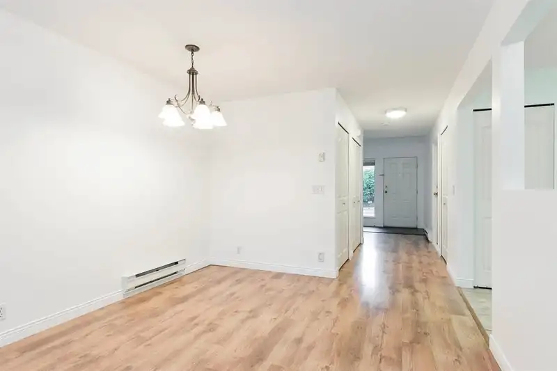 51 16016 82 AVENUE - photo 4 of 20