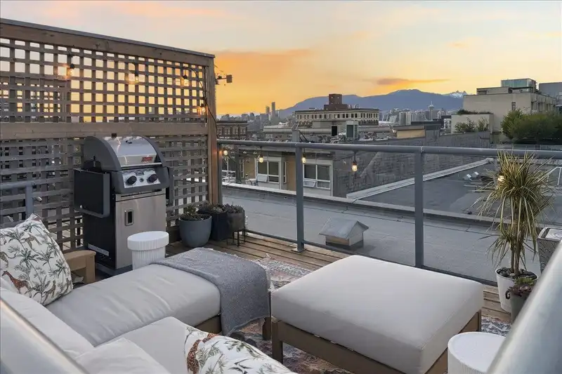 314 2688 WATSON STREET - photo 1 of 37
