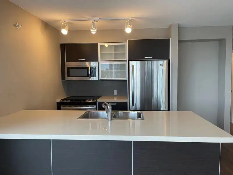 1204 9981 WHALLEY BOULEVARD - photo 4 of 21