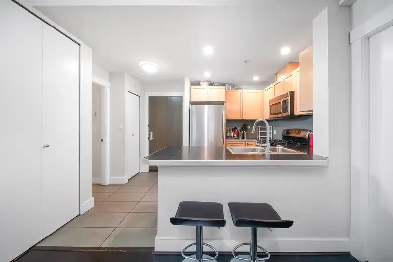 320 5777 BIRNEY AVENUE - photo 4 of 14